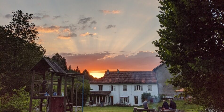 De achterzijde van La Vie Verte met ondergaande zon De achterzijde van La Vie Verte met ondergaande zon