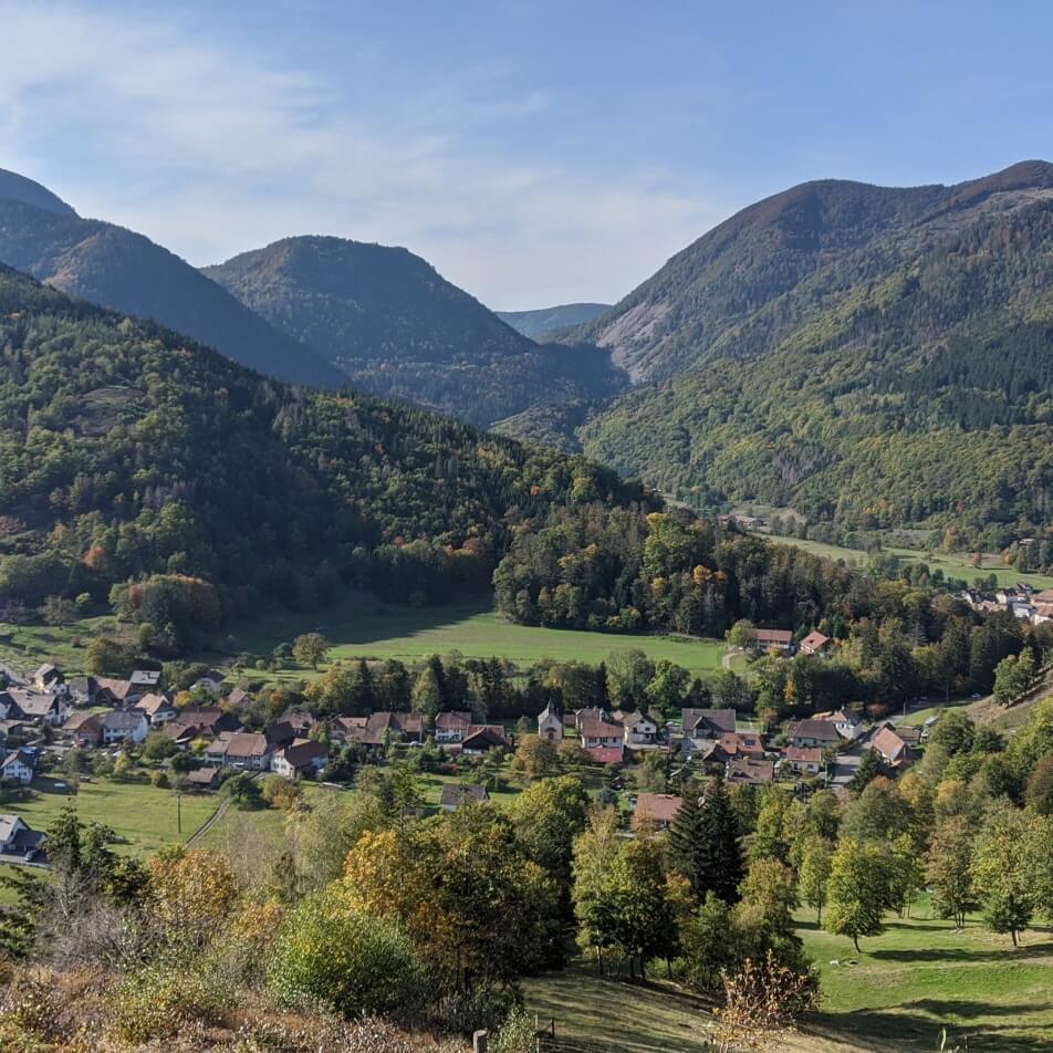 Dorp en bergen in de Vogezen Dorp en bergen in de Vogezen